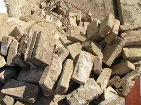 Obres de restauració del llavaner de Polinyà de Xúquer, rajoles recuperades