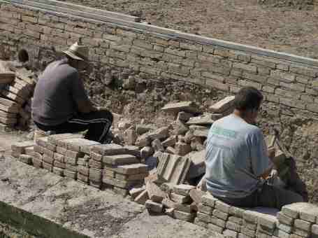 Obres de restauració del llavaner de Polinyà de Xúquer, netejar les rajoles